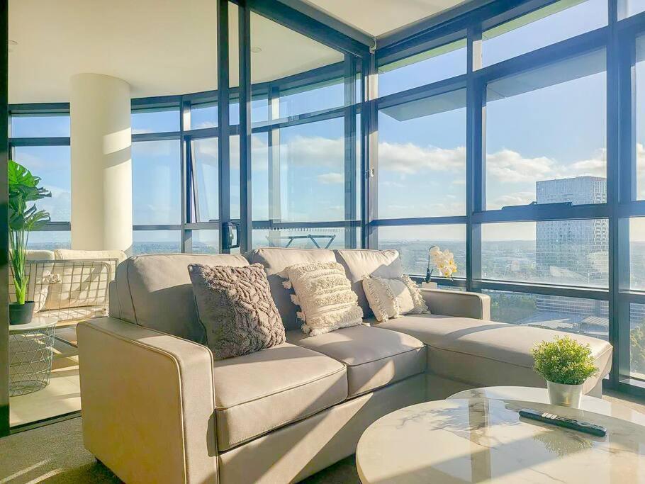High Floor Views, Near Stadium And Parks *